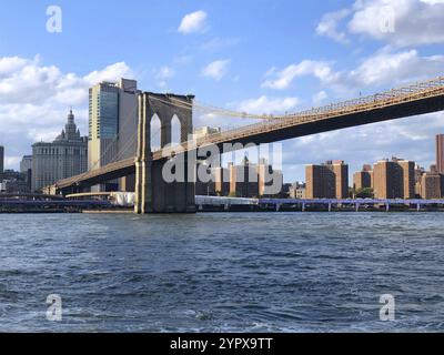 Brooklyn Bridge und Manhattan Skyline, New York City Stadtzentrum. New York City Panoramablick auf die Brooklyn Bridge mit Hudson River. Oktober 2020 Stockfoto