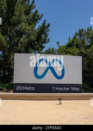 Das Meta-Logo befindet sich außerhalb des Hauptsitzes von Meta Platform Inc. In Menlo Park, Kalifornien, USA Stockfoto