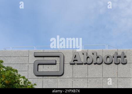 Nahaufnahme des Abbott-Logoschildes auf dem Gebäude in Santa Clara, Kalifornien, USA Stockfoto