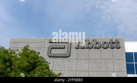 Nahaufnahme des Abbott-Logoschildes auf dem Gebäude in Santa Clara, Kalifornien, USA Stockfoto