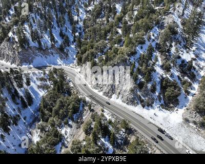 Luftaufnahme der Serpentinenstraße im Schneeberg im San Bernardino National Forest, Kalifornien, USA, Nordamerika Stockfoto