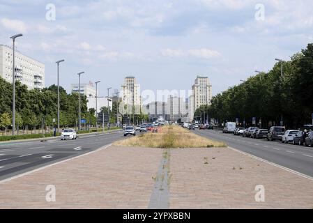 Berlin, 24. Juni 2022, Blick über die Karl-Marx-Allee in Mitte in Richtung Strausberger Platz mit seinen repräsentativen Wohntürmen, Europa Stockfoto