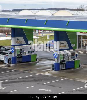 Caradice, Slowakei, 25. Dezember 2023: OMV-Tankstelle. Tankstelle. Die OMV ist ein österreichisches multinationales, integriertes Öl-, Gas- und petrochemisches Unternehmen Stockfoto