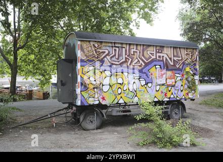 Berlin, Deutschland, 10. Juli 2023, Bauwagen bunt mit Graffiti bemalt im Urbanhafen in Kreuzberg, Deutschland, Europa Stockfoto