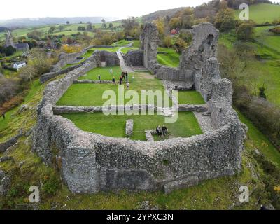 Aus der Vogelperspektive Montgomery Castle in Powys, Wales. Blick von oben auf die Ruine von Montgomery Castle, in Wales Stockfoto