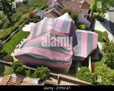 Überdachte Villa mit einem rot-grauen Zelt, während sie für Termiten begast wurde, San Diego, Kalifornien, USA. 17.. April 2022 Stockfoto