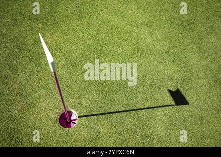 Loch mit kleiner Flagge am Minigolfplatz markiert. Nummernflagge auf einem Minigolfplatz Stockfoto