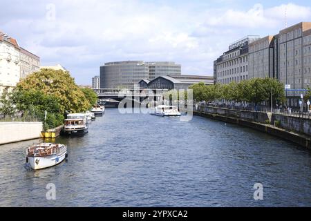 Berlin, Deutschland, 19. August 2021, Blick von der Wilhelmstraße über die Spree zum Bahnhof Friedrichstraße, Europa Stockfoto