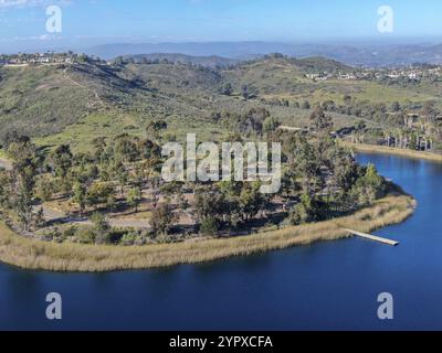 Luftaufnahme des Miramar Stausees in der Scripps Miramar Ranch Gemeinschaft, San Diego, Kalifornien. Miramar See, beliebte Aktivitäten Erholungsort inklusi Stockfoto