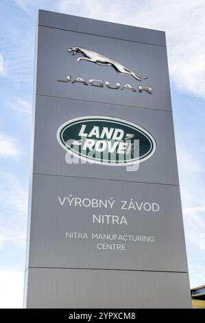 Nitra, Slowakei, 13. Mai 2024: Jaguar Land Rover Fertigungswerk in Nitra. Jaguar Land Rover Produktionsstätte. Slowakei, Europa Stockfoto