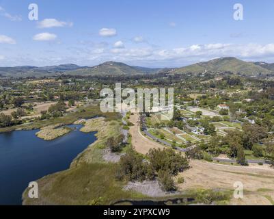 Blick aus der Vogelperspektive über das Wasserreservoir und einen großen Damm, der Wasser hält. Rancho Santa Fe in San Diego, Kalifornien, USA, Nordamerika Stockfoto