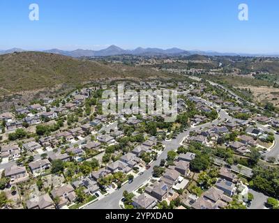 Aus der Vogelperspektive des Vorstadtviertels mit großen Villen in San Diego, Kalifornien, USA. Blick aus der Vogelperspektive auf das moderne Untergeschoss Luxushaus Stockfoto