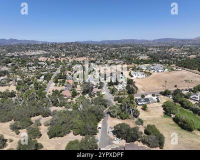 Luftaufnahme von trockenem Tal und Land mit Häusern und Scheune in Escondido, San Diego, Kalifornien Stockfoto