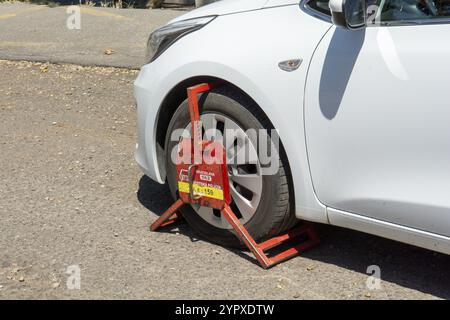 Bratislava, Slowakei, 15. Juli 2023 : Ein Vorderrad blockiert durch Radsperre für unbefugtes oder illegales Parken. Eine Radklemme, auch bekannt als Rad Stockfoto