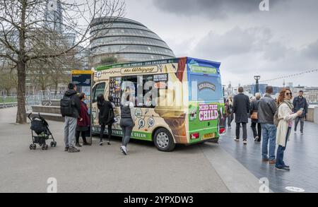 London, UK, 21. März 2024: Mr Whippy Ice Cream van. Solarbetriebener Akku. Null Emissionen. London. UK Stockfoto