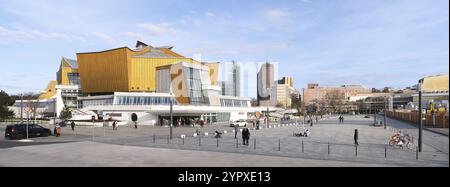 Berlin, Deutschland, 14. Februar 2022, Panoramablick mit Philharmonie, Hans Scharounplatz und den Gebäuden des Potsdamer Platzes im Hintergrund, Europ Stockfoto