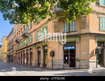 Triest, Italien - 29. Juni 2024: Carpani-Gebäude an der Ecke Via le Venti Settembre und Via Domenico Rossetti Stockfoto