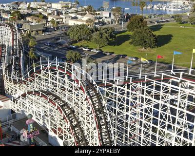 Aus der Vogelperspektive die berühmte Achterbahn „Giant Dipper“ im Belmont Park, einem Vergnügungspark, der 1925 an der Promenade von Mission Beach in San Diego, Kalifornien, erbaut wurde Stockfoto