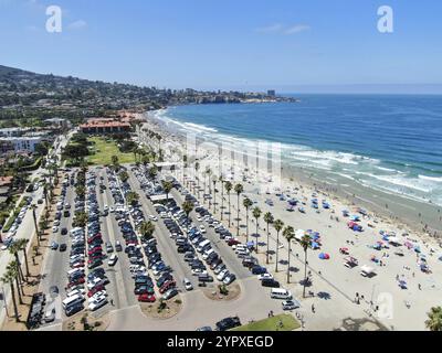 Aus der Vogelperspektive auf die Bucht von La Jolla mit schönen kleinen Wellen und Touristen, die den Strand und den Sommertag genießen. La Jolla, San Diego, Kalifornien, USA. Strand mit Paci Stockfoto