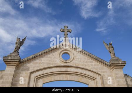 Engel des Hauptportals, Friedhof Llucmajor, Mallorca, Balearen, Spanien, Europa Stockfoto