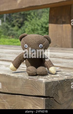 Skycov, Slowakei, 11. August 2023 : Eine Nachbildung von Mr. Beans Teddybär, der auf der Holzbank sitzt. Nahaufnahme, Detail, Europa Stockfoto