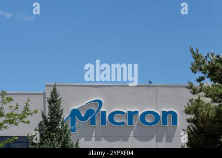 Mikron-Logo-Schild auf dem Gebäude am Hauptsitz in Boise, ID, USA. Kopierbereich Stockfoto