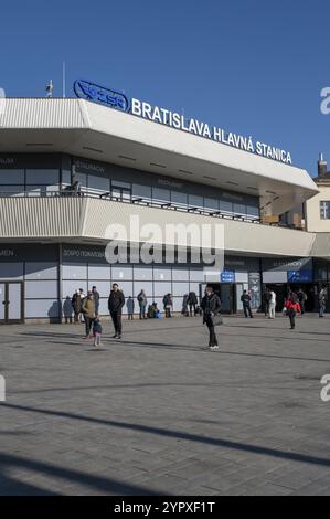 Bratislava, Slowakei, 20. Januar 2024: Hauptbahnhof oder Hauptbahnhof von Bratislava. (Bratislava hlavna stanica). Slowakei, E Stockfoto