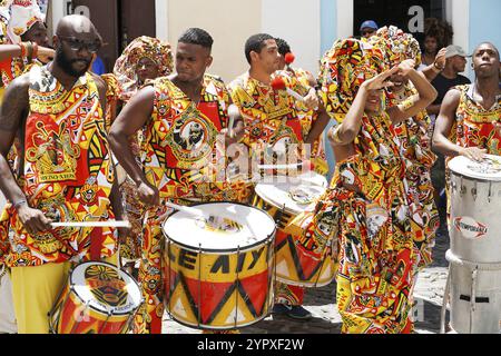 Kleine Tänzerparade mit traditionellen Kostümen, die gemeinsam mit Schwärmern den Karneval auf den Straßen feiern. Salvador, Bahia, Brasilien, 11. Februar 2020, Sou Stockfoto