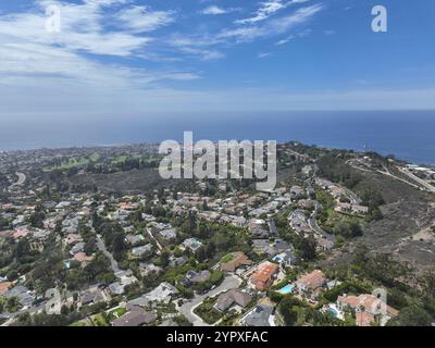 Aus der Vogelperspektive über La Jolla Hills mit großen Villen und dem Meer im Hintergrund, San Diego, Kalifornien, USA, Nordamerika Stockfoto