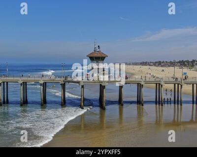 Huntington Pier mit Rettungsschwimmerturm für Surfer. Südöstlich von Los Angeles. Kalifornien, USA. Reiseziel an der Südwestküste. Berühmter Strand f Stockfoto