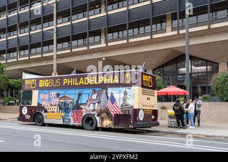 Ein großer Bus auf der Straße in Philadelphia, Pennsylvania, USA Stockfoto