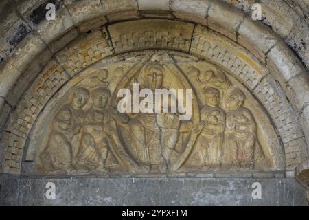 Tympanon mit Bildnis Christi in Majestät in seiner Mandorla und den vier Evangelisten, Basilika Saint-Just de Valcabrere, 12. Jahrhundert, Comminges, Frenc Stockfoto