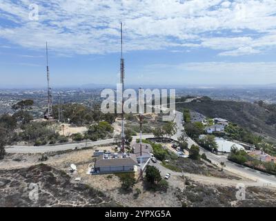 Ingenieur mit Sicherheitsausrüstung am Hochturm für die Instandhaltung der Telekommunikationskommunikation. San Diego, Südkalifornien, USA. 21.. September 2022 Stockfoto