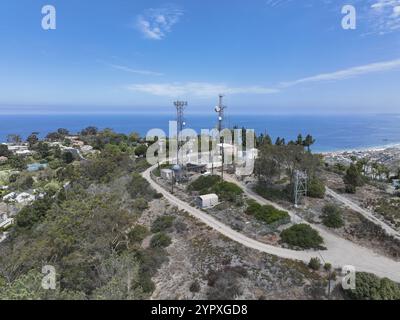 Luftaufnahme eines Telekommunikationsturms mit 5G Mobilfunkantenne auf der Spitze eines Tals in San Diego, Südkalifornien Stockfoto