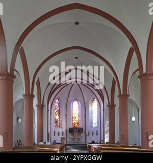 Blick auf den Altar in der katholischen Kirche St. Johannes des Täufers. Burg, Sachsen-Anhalt, Deutschland, Europa Stockfoto
