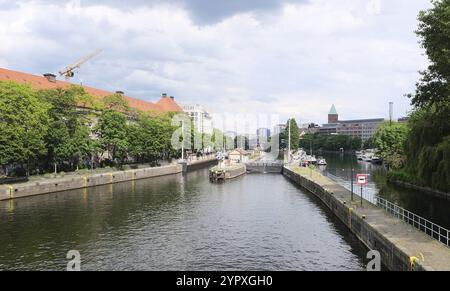 Berlin, 31. Mai 2022, Blick auf die Spree mit dem historischen Mühlendamm und den Gebäuden am Rolandufer und Maerkisches Ufer, Europa Stockfoto