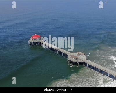 Blick aus der Vogelperspektive auf Huntington Pier, Strand und Küste an sonnigen Sommertagen, südöstlich von Los Angeles. Kalifornien. Ziel für Surfer und Touristen Stockfoto