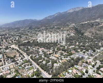 Aus der Vogelperspektive auf die wohlhabende Gemeinde Alta Loma und die Bergkette Rancho Cucamonga, Kalifornien, USA, Nordamerika Stockfoto