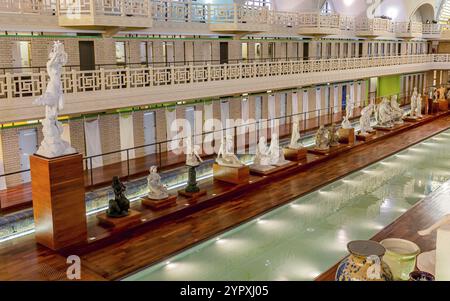 ROUBAIX, FRANKREICH, 14. JUNI 2024 : Innenräume Art déco-Dekore und Skulpturen des olympischen Schwimmbades La Piscine, erbaut im Jahr 1927 vom Archit von Lille Stockfoto