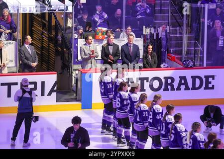 19. November 2024: Minnesota Frost Coaching-Mitarbeiter schauen bei einem PWHL-Hockeyspiel zwischen den New York Sirens und den Minnesota Frost im Xcel Energy Center in St. Paul, Minnesota. Steven Garcia-CSM Stockfoto