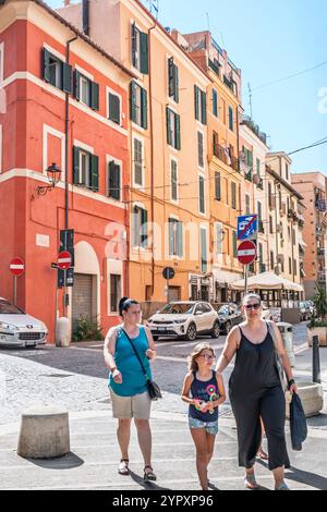 Civitavecchia Italien, Via Trieste, fon. Fahrradverleih, Fahrradladen, Architektur traditionelle Fassaden, farbenfrohe Gebäude, Ocker- und Terrakottatöne, Stre Stockfoto