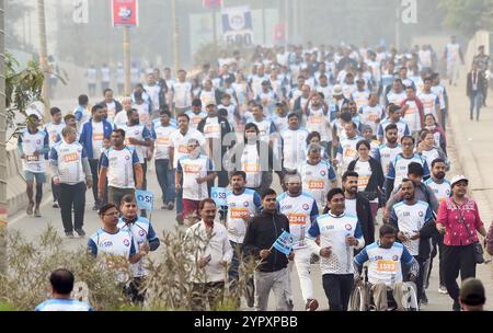 Patna, Indien. Dezember 2024. PATNA, INDIEN - 1. DEZEMBER: Teilnehmer laufen am Patna Marathon Run für Nasha Mukt Bihar am 1. Dezember 2024 in Patna, Indien. (Foto: Santosh Kumar/Hindustan Times/SIPA USA) Credit: SIPA USA/Alamy Live News Stockfoto