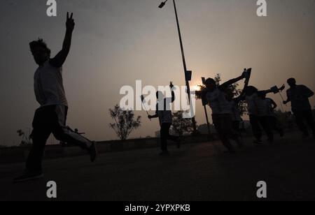 Patna, Indien. Dezember 2024. PATNA, INDIEN - 1. DEZEMBER: Teilnehmer laufen am Patna Marathon Run für Nasha Mukt Bihar am 1. Dezember 2024 in Patna, Indien. (Foto: Santosh Kumar/Hindustan Times/SIPA USA) Credit: SIPA USA/Alamy Live News Stockfoto