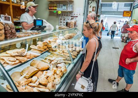 Civitavecchia Italien, Piazza Regina Margherita, Mercato di Civitavecchia, San Lorenzo Markt, Mercato Coperto, Mercato della Piazza, innen, Theke Stockfoto