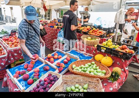 Civitavecchia Italien, Piazza Regina Margherita, Mercato di Civitavecchia, San Lorenzo Markt, Mercato Coperto, Mercato della Piazza, Obstverkäufer, lokale Geschäfte Stockfoto