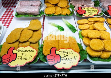 Civitavecchia, Italien, Piazza Regina Margherita, Mercato di Civitavecchia, San Lorenzo Markt, Mercato Coperto, Mercato della Piazza, Spinacine, Hühnerkotelett Stockfoto