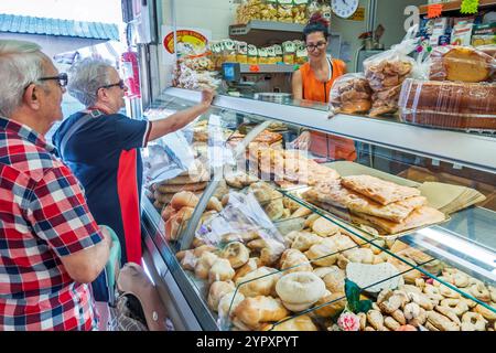 Civitavecchia Italien, Piazza Regina Margherita, Mercato di Civitavecchia, San Lorenzo Markt, Mercato Coperto, Mercato della Piazza, Brotpräsentation, Focaccia, B Stockfoto