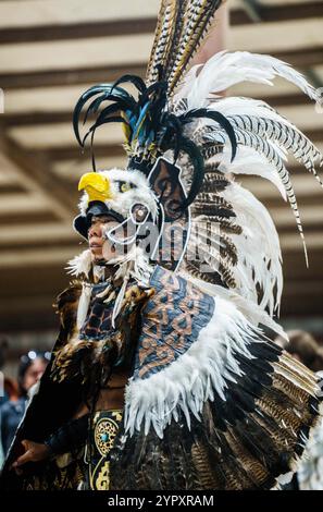 Austin, Texas, USA. November 2024. Austin, Texas. November 2024. Austin Pow Wow begrüßt indianische Ureinwohner aus allen Nationen, einige nahmen an Tänzen in farbenfroher traditioneller Kleidung Teil. (Kreditbild: © Sandra Dahdah/ZUMA Press Wire) NUR REDAKTIONELLE VERWENDUNG! Nicht für kommerzielle ZWECKE! Stockfoto