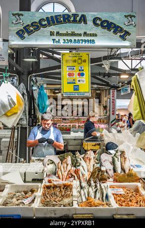 Civitavecchia Italien, Piazza Regina Margherita, Mercato di Civitavecchia, San Lorenzo Markt, Mercato Coperto, Mercato della Piazza, Pescheria Coppi Fishmong Stockfoto