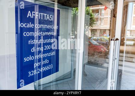 Civitavecchia Italien, Piazza Vittorio Emanuele Platz, Gewerbeobjekt zu vermieten, Affittasi Schild, 200 qm, komplett renoviert, Mietanzeige Stockfoto